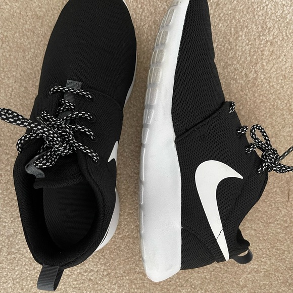 NIKE running/walking shoes size 7.5 - Picture 3 of 5